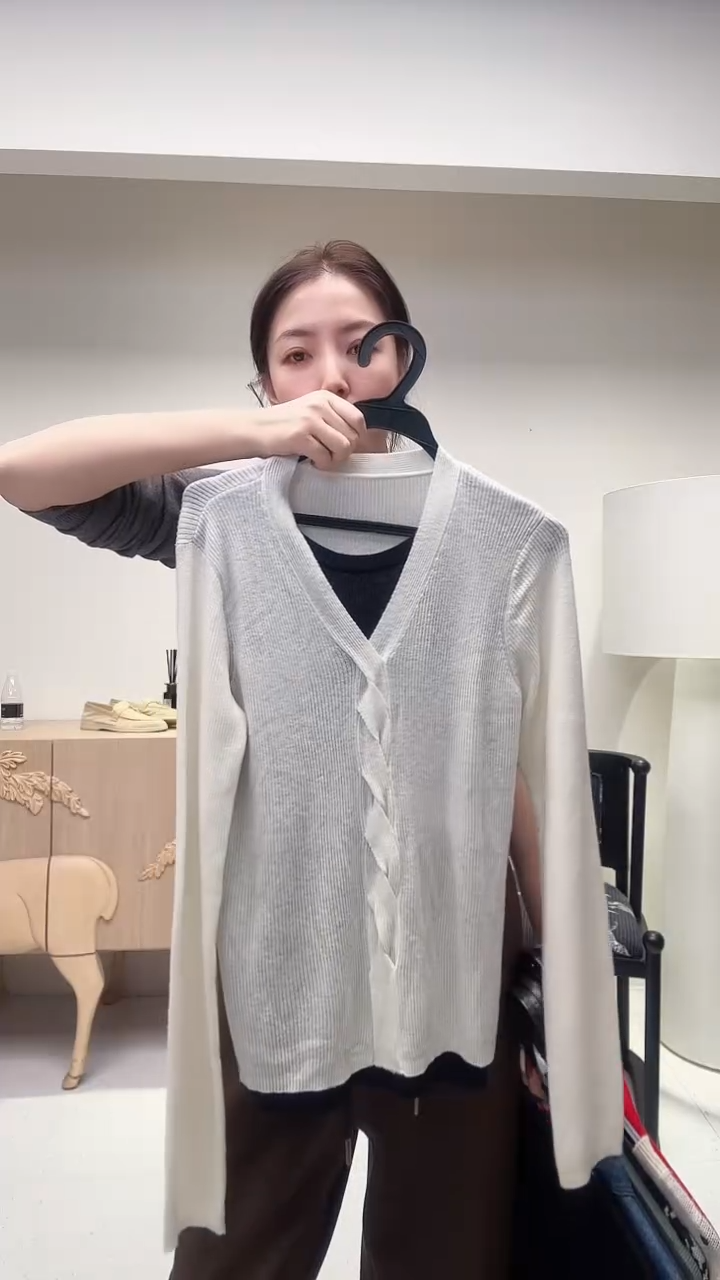 白色细坑条V领假两件羊毛衫