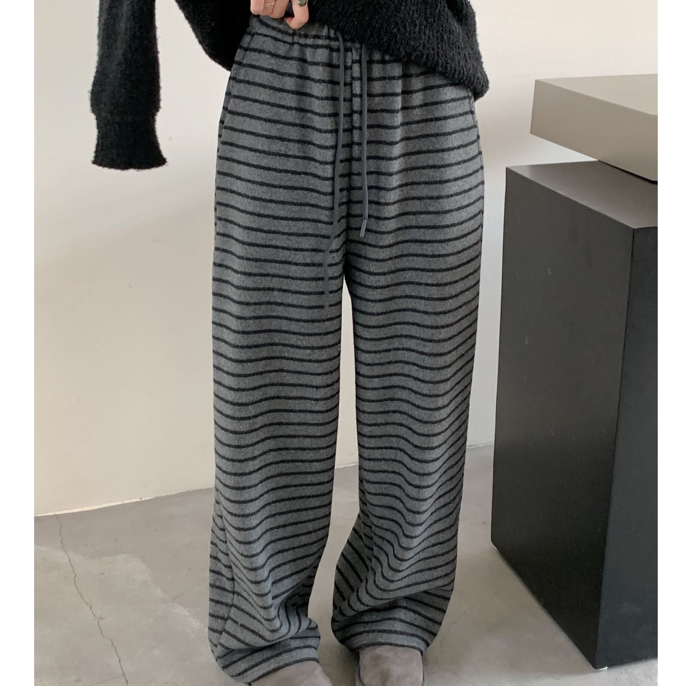 宽松型常规袖厚女款显示针织条纹阔腿裤女