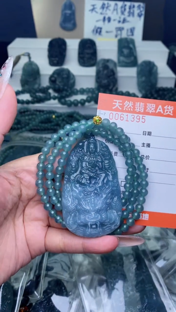 翡翠未镶嵌颈饰···········