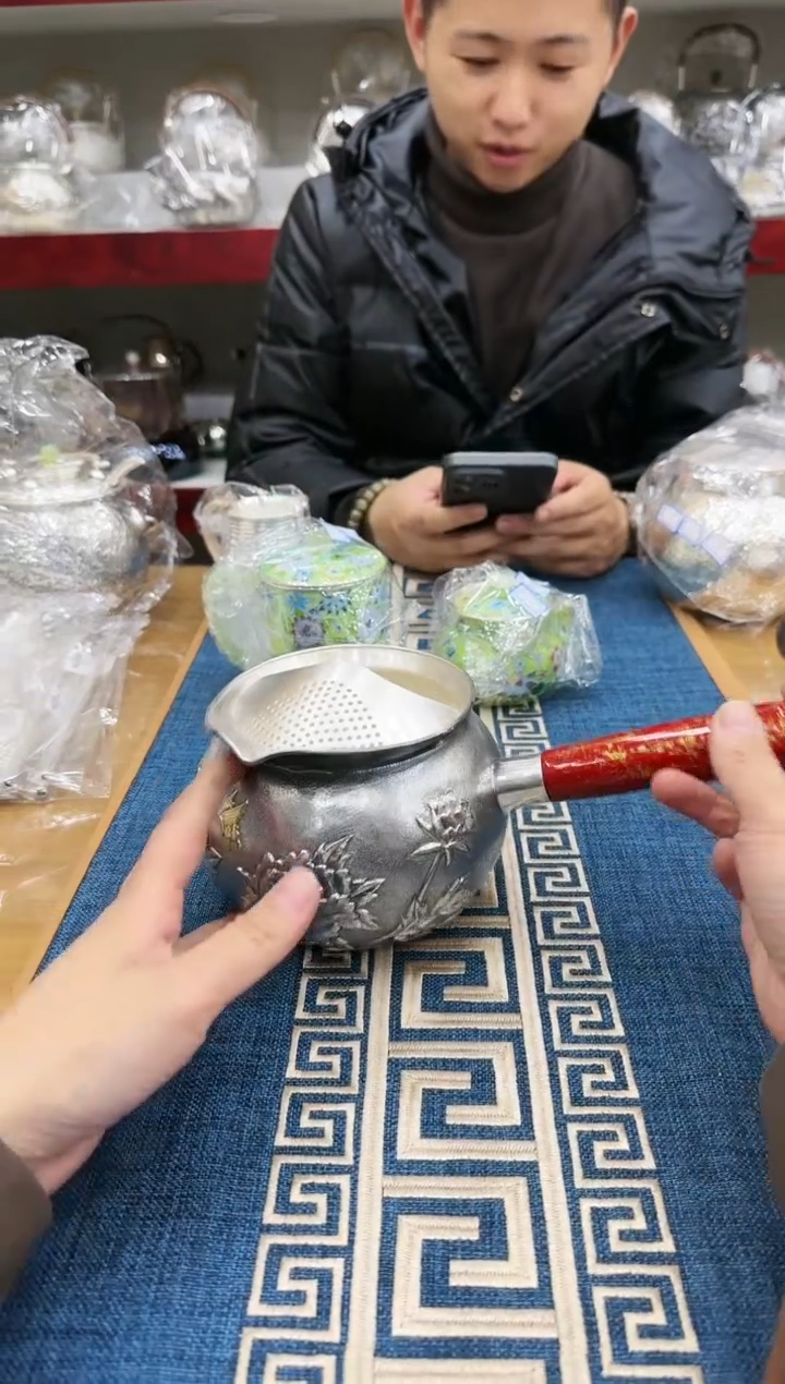 【闪购商品】足银999熏色精工牡丹大漆把手侧把壶