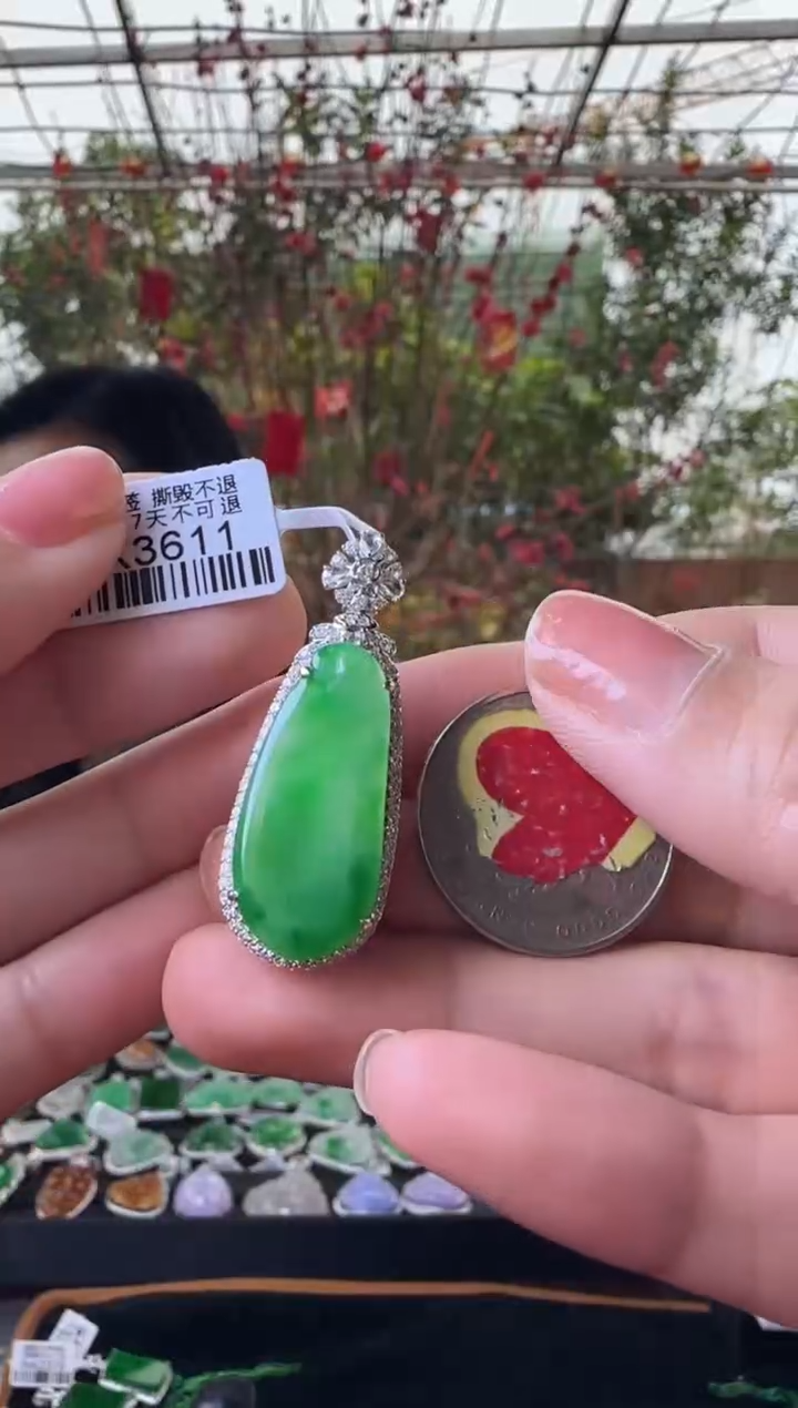 【闪购商品】翡翠颈饰18K金镶嵌DK3611 冰绿福瓜