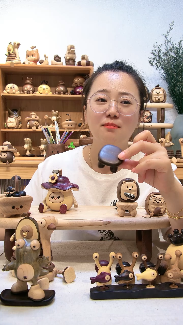 木皮灰实木小凳子