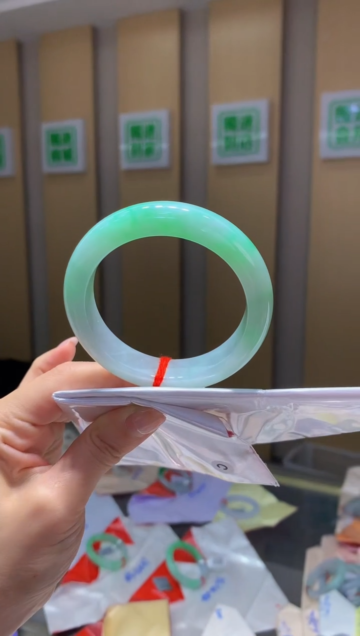 翡翠手镯未镶嵌-56号圈口55.6