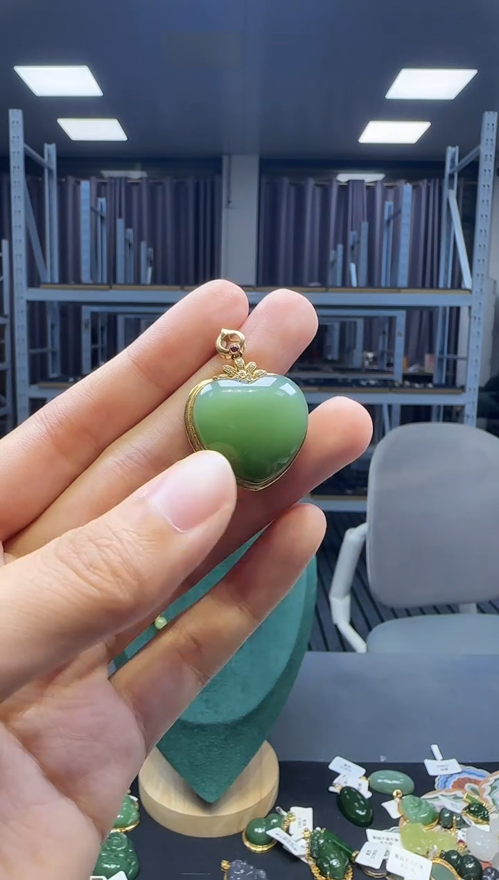18K金镶嵌和田玉挂件1