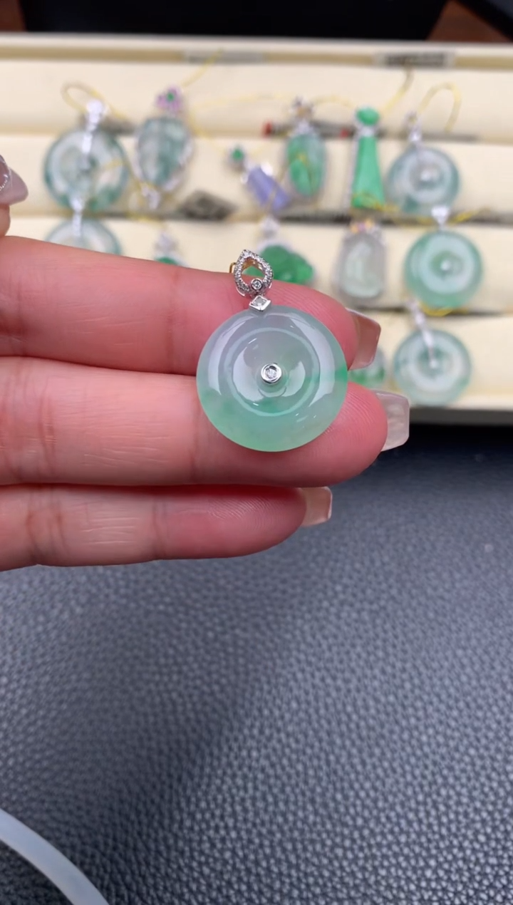 【闪购商品】翡翠颈饰18K金镶嵌D721.......