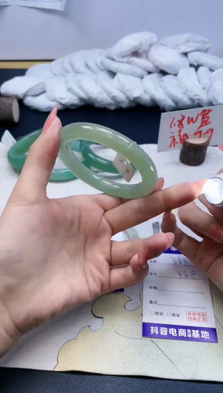 【闪购商品】石英质玉手镯未镶嵌368/56.4