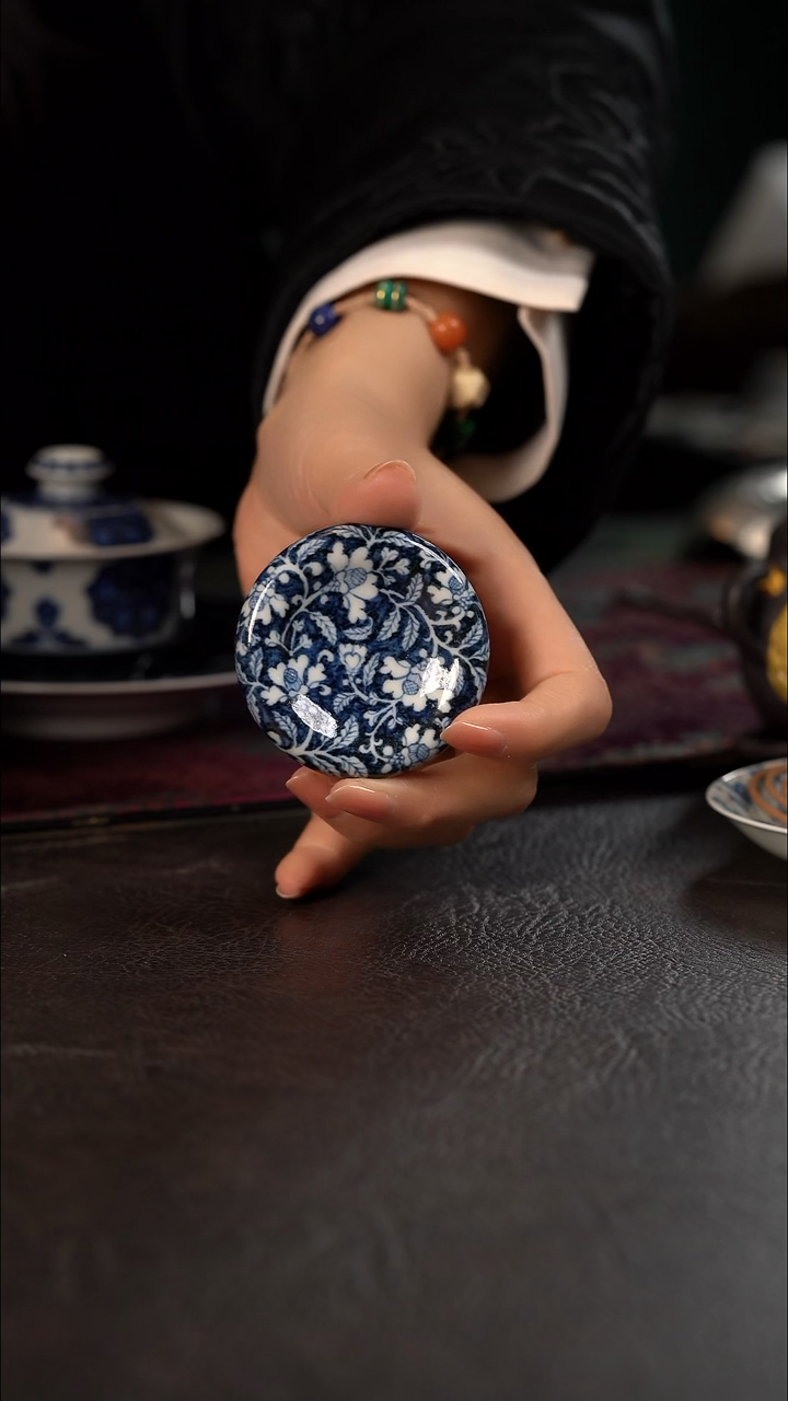 子润窑蓝地茶花曲奇盖置