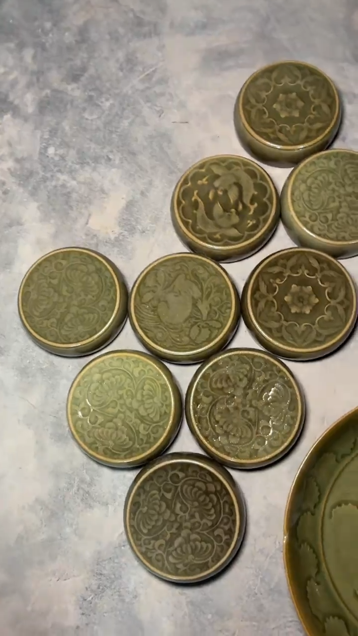 耀州窑仰山盖置一个花纹随机