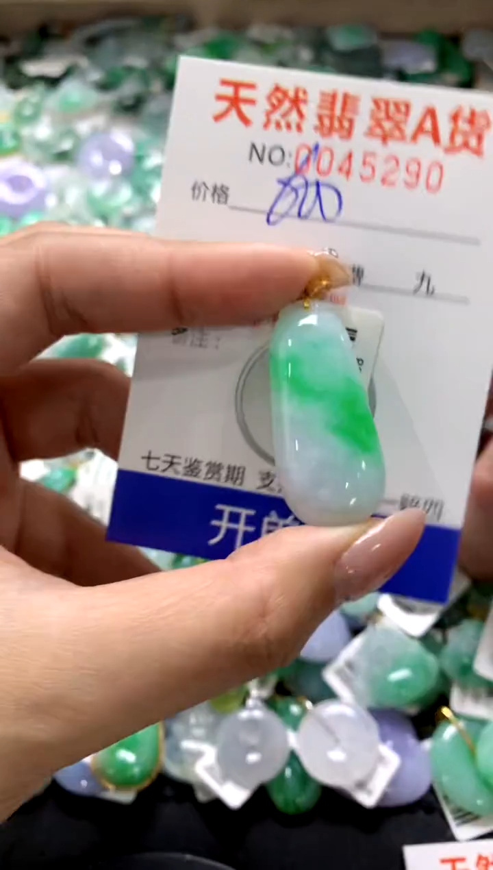 颈饰18K金镶嵌翡翠1111111111111111