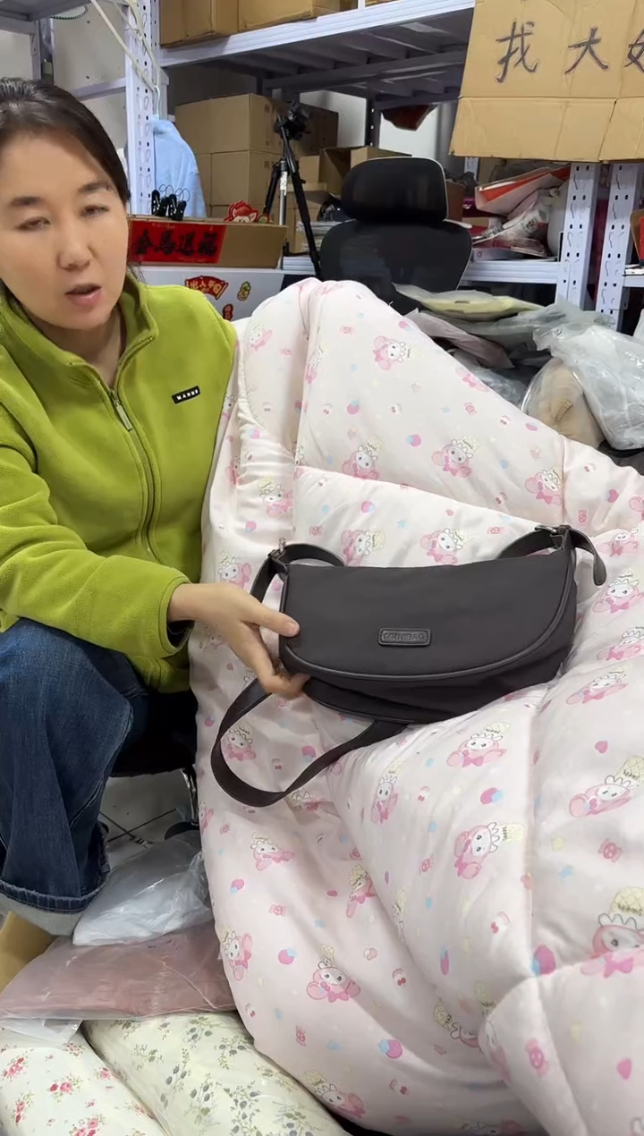 PVC点点小红心 没关注的关注一下主播 粉色被子 8斤左右