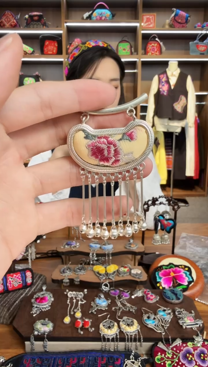 【闪购商品】织绣203蒙阿苏苗绣传承