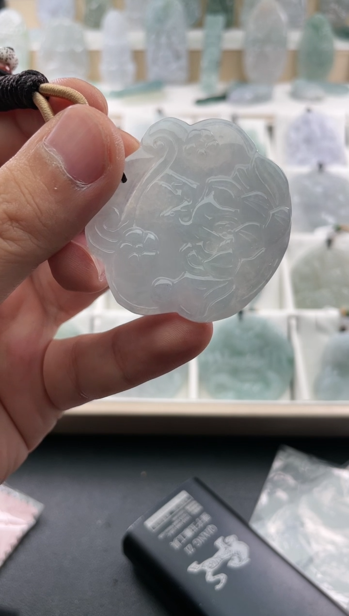 翡翠未镶嵌颈饰..../5/25/ 358