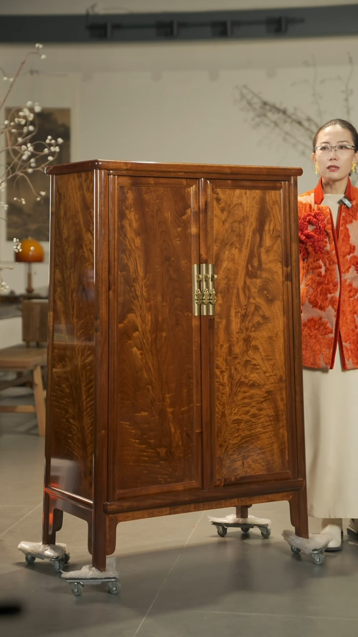 【闪购商品】金丝楠木雕云彩纹独板138圆角柜