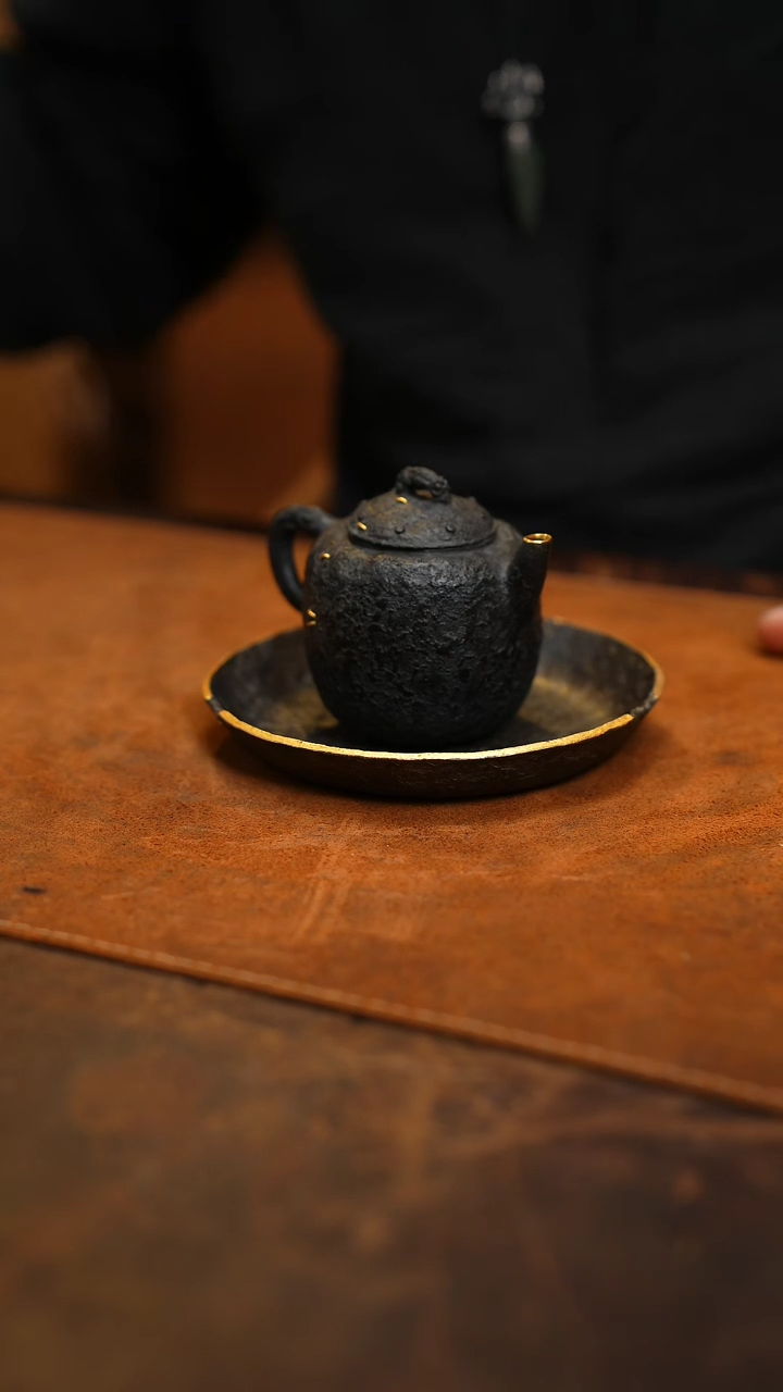 【闪购商品】皿之紫砂手捏作品包金小品壶110cc