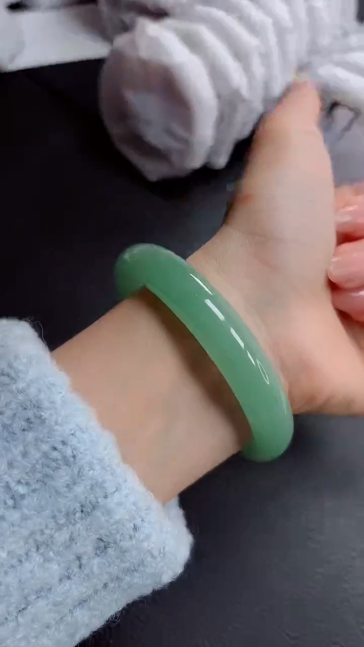 【闪购商品】石英质玉手镯未镶嵌585