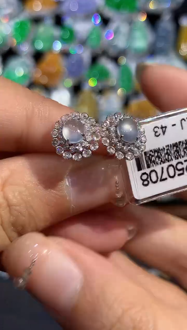 18K金镶嵌翡翠耳饰多样性发其一