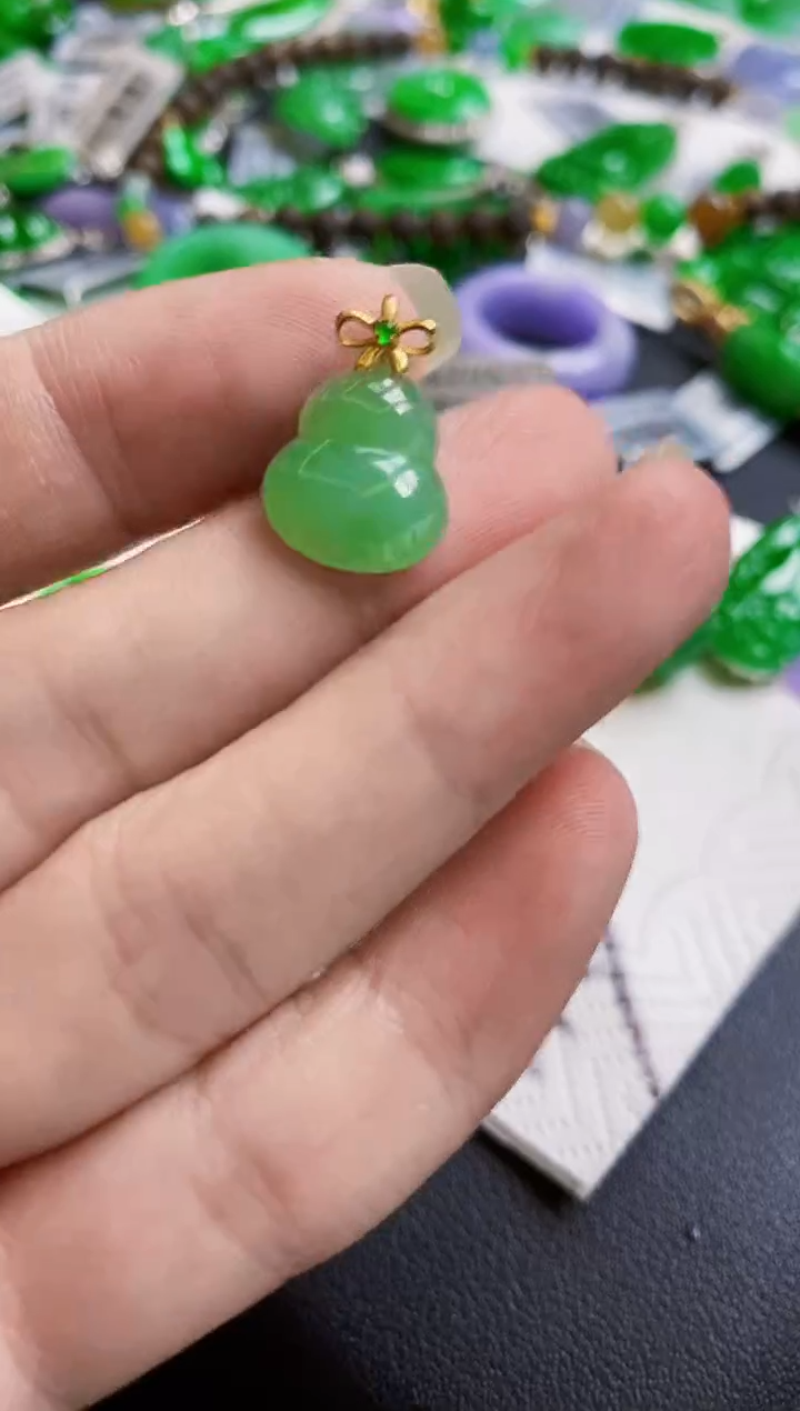 翡翠18K金镶嵌颈饰葫芦