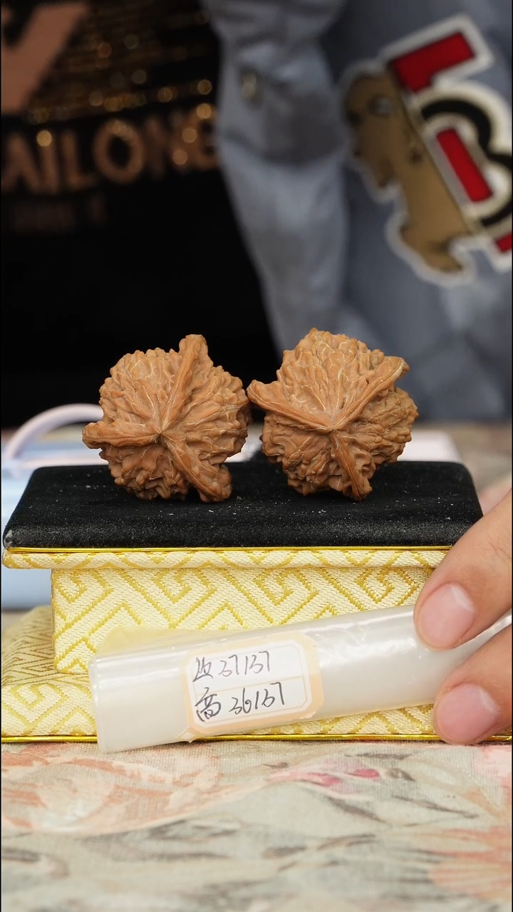 【闪购商品】文玩核桃把件盘山三棱