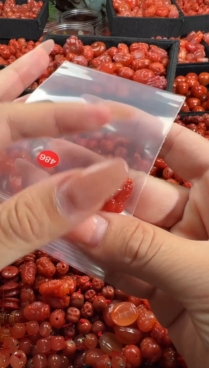 南红玛瑙未镶嵌颈饰1
