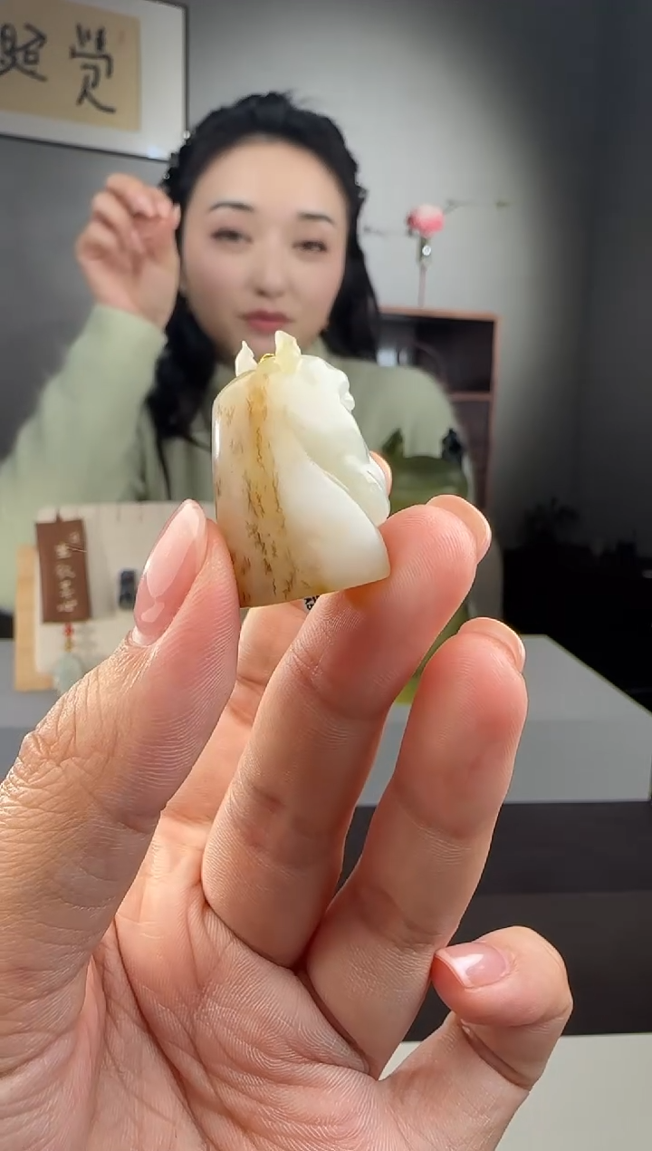 颈饰未镶嵌和田玉（糖玉）多样性