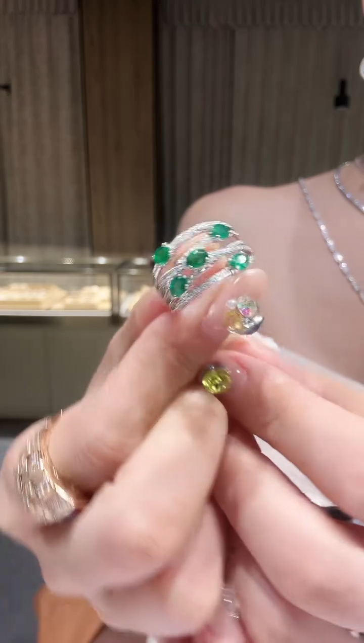 18K金镶嵌戒指钻石排戒