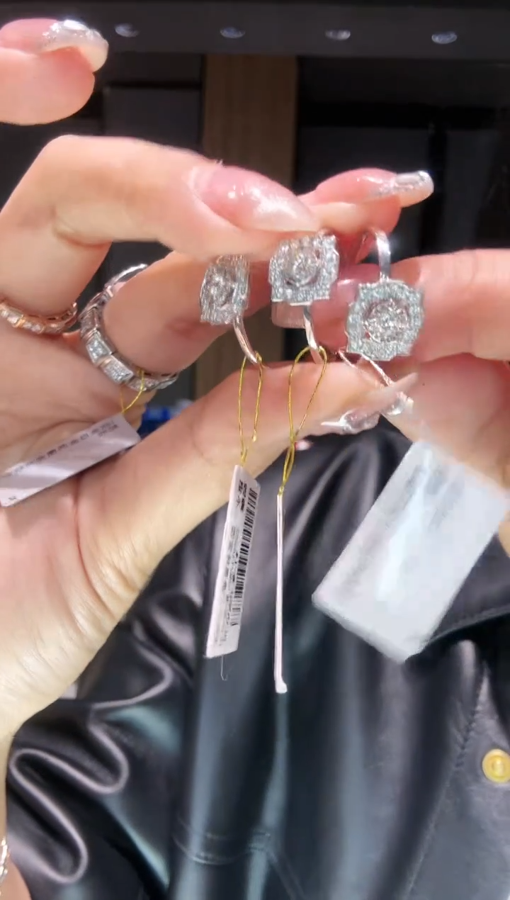 【闪购商品】钻石戒指18K金镶嵌不规则 多样性发其一