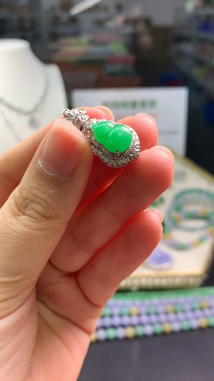 【闪购商品】翡翠颈饰18K金镶嵌翡翠葫芦|不退不换