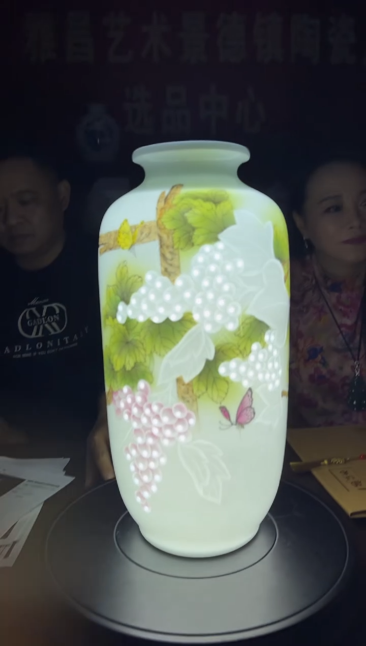 摆件D16/硕果累累玲珑赏瓶———————