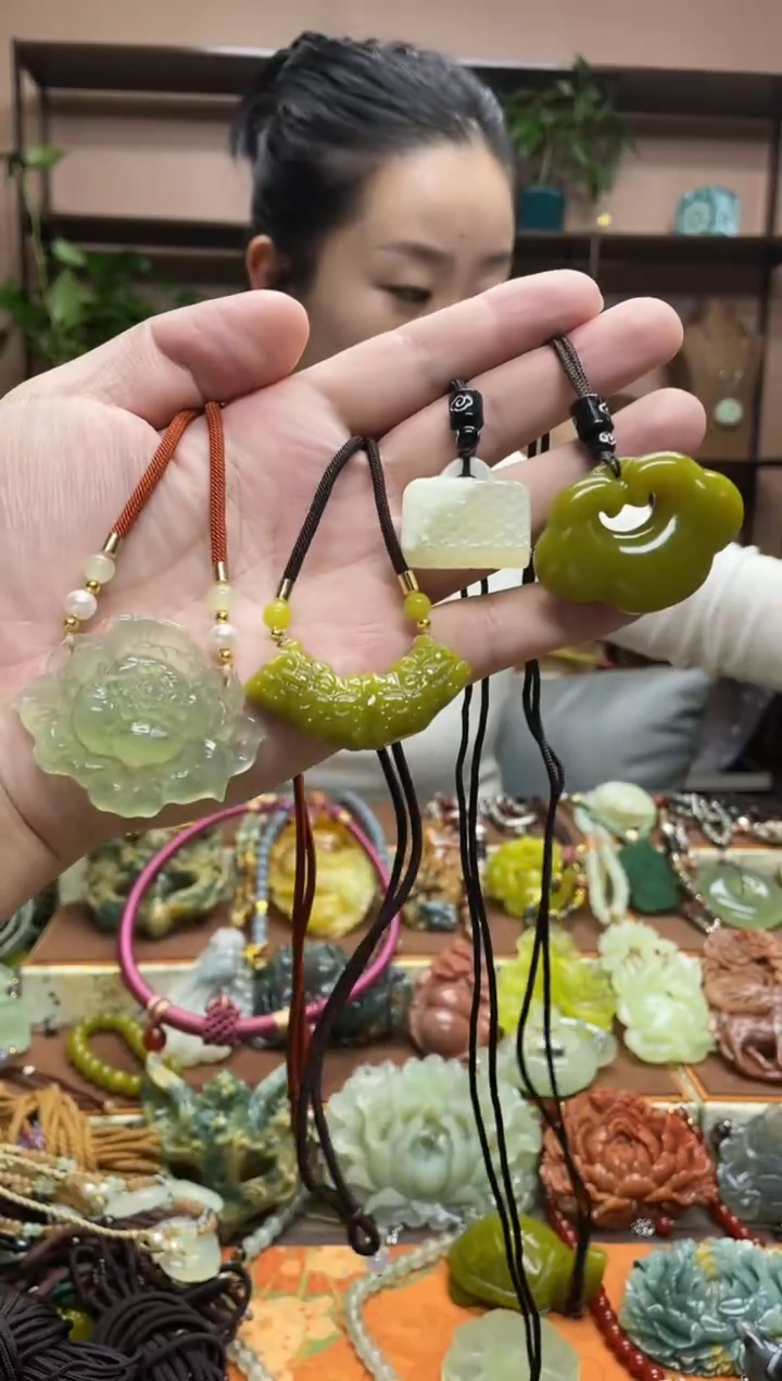 未镶嵌岫玉颈饰·