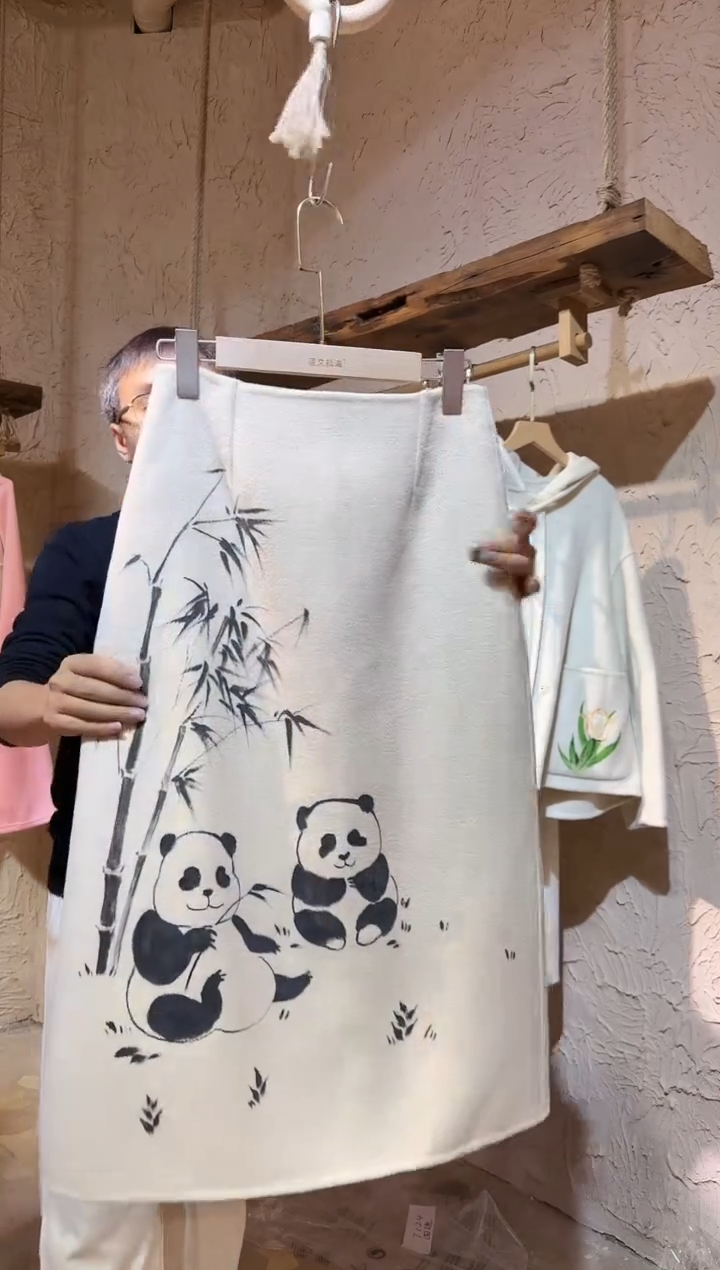 竹叶熊猫毛呢半身裙