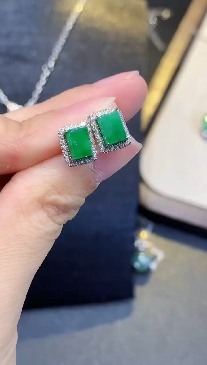 18K金镶嵌翡翠耳饰多样性发其一