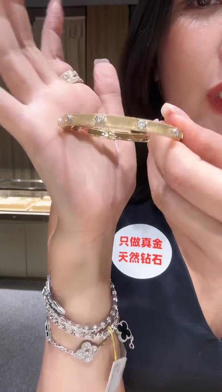 手镯18K金镶嵌钻石宽版拉丝