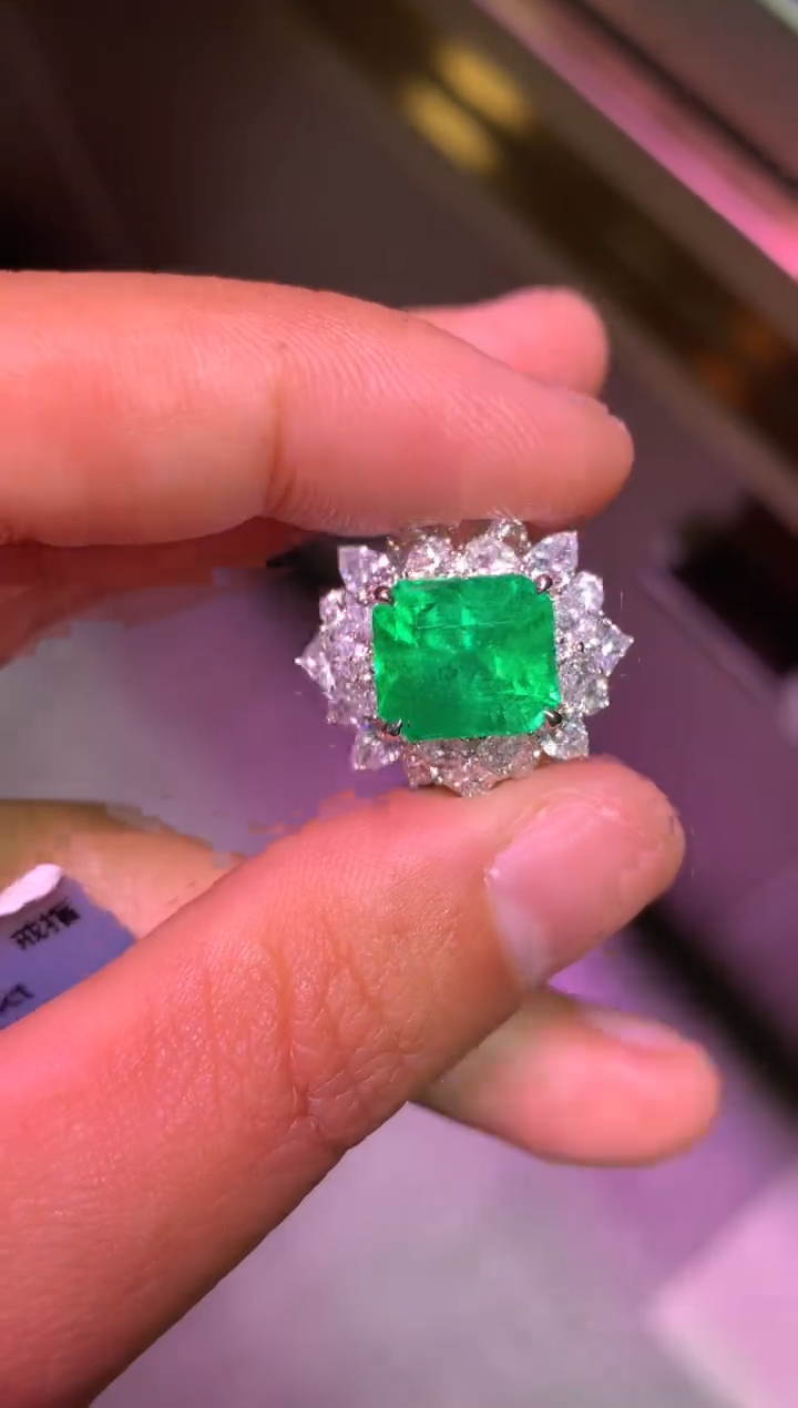18K金镶嵌戒指祖母绿4.07CT