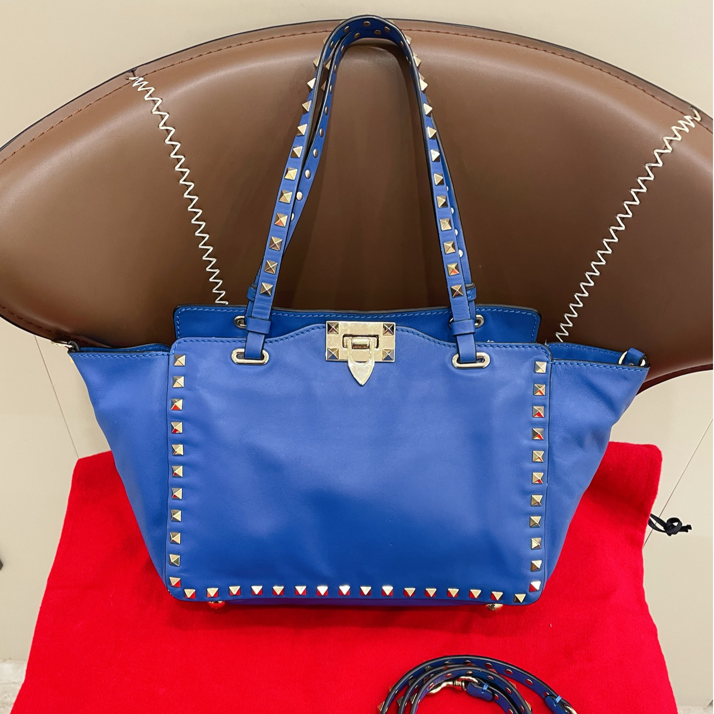 95新 Valentino/华伦天奴 96新深蓝色铆钉手提斜挎包