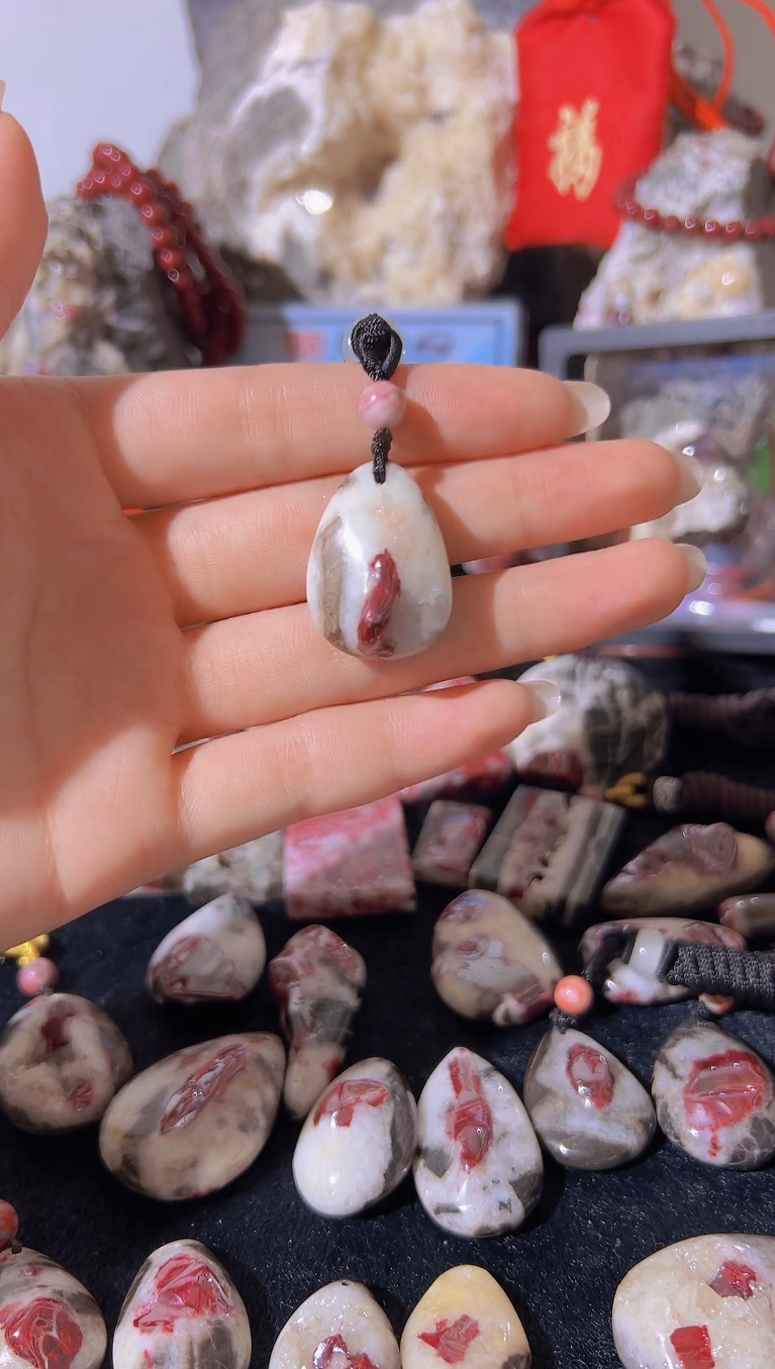 天然辰砂天然辰砂天然朱砂大晶砂随行吊坠