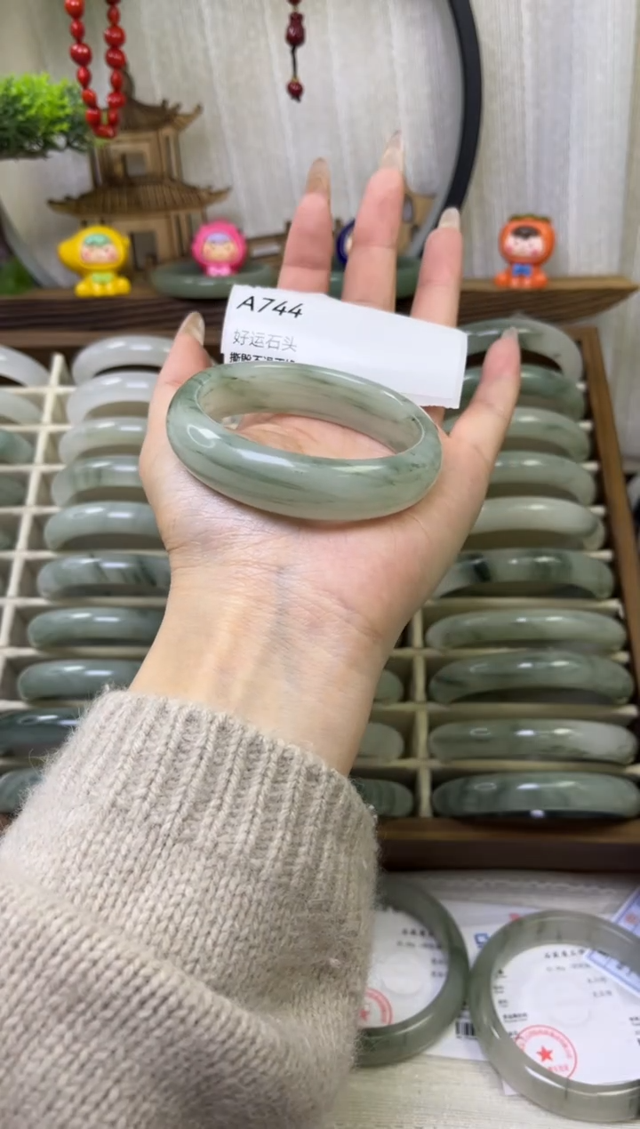 未镶嵌手镯石英质玉744微瑕