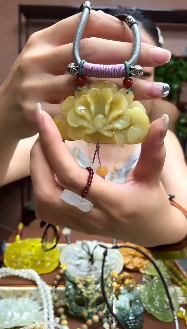 岫玉未镶嵌吊坠·