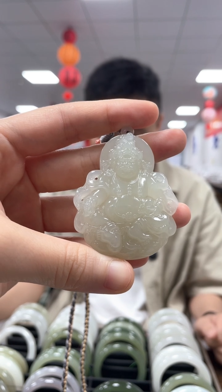 和田玉未镶嵌颈饰翠黄财神挂件一件