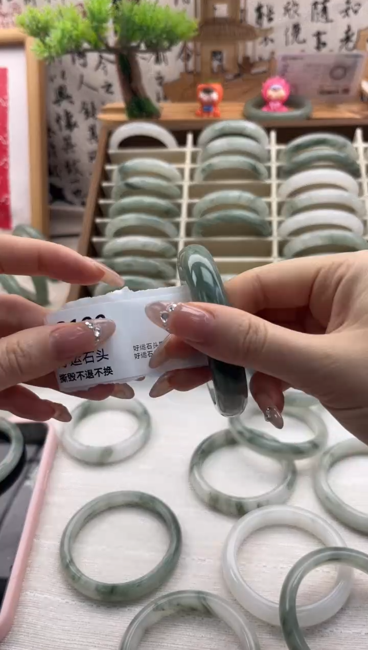 未镶嵌手镯石英质玉微瑕180