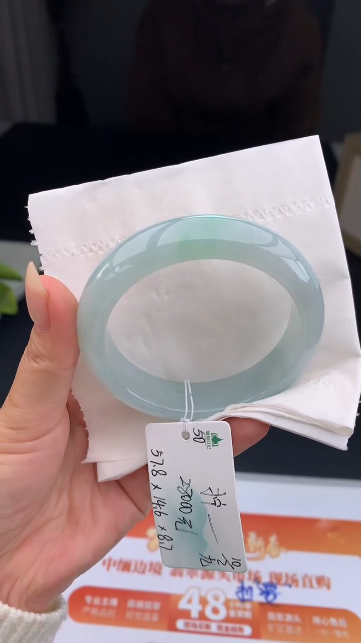 【闪购商品】翡翠手镯未镶嵌 #情人节#送礼，下单联系客服核对地址~