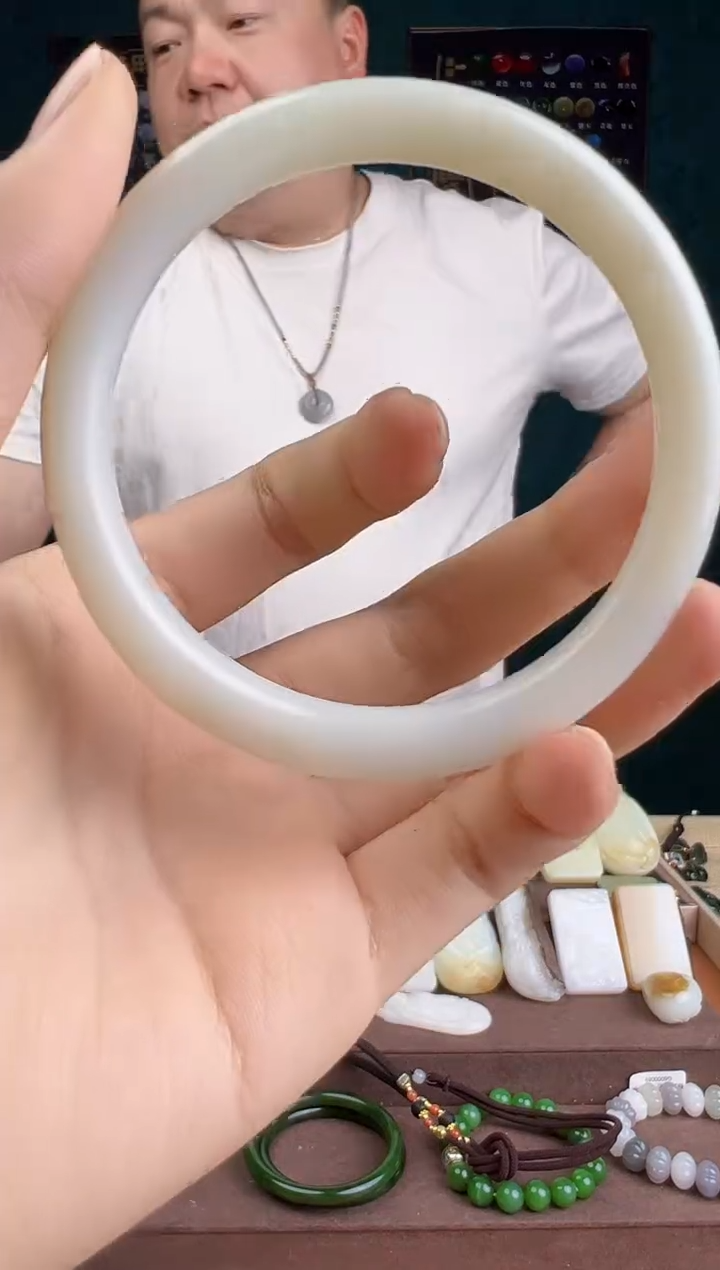 【闪购商品】和田玉手镯未镶嵌ZZ 拍一发一 多样性发货60