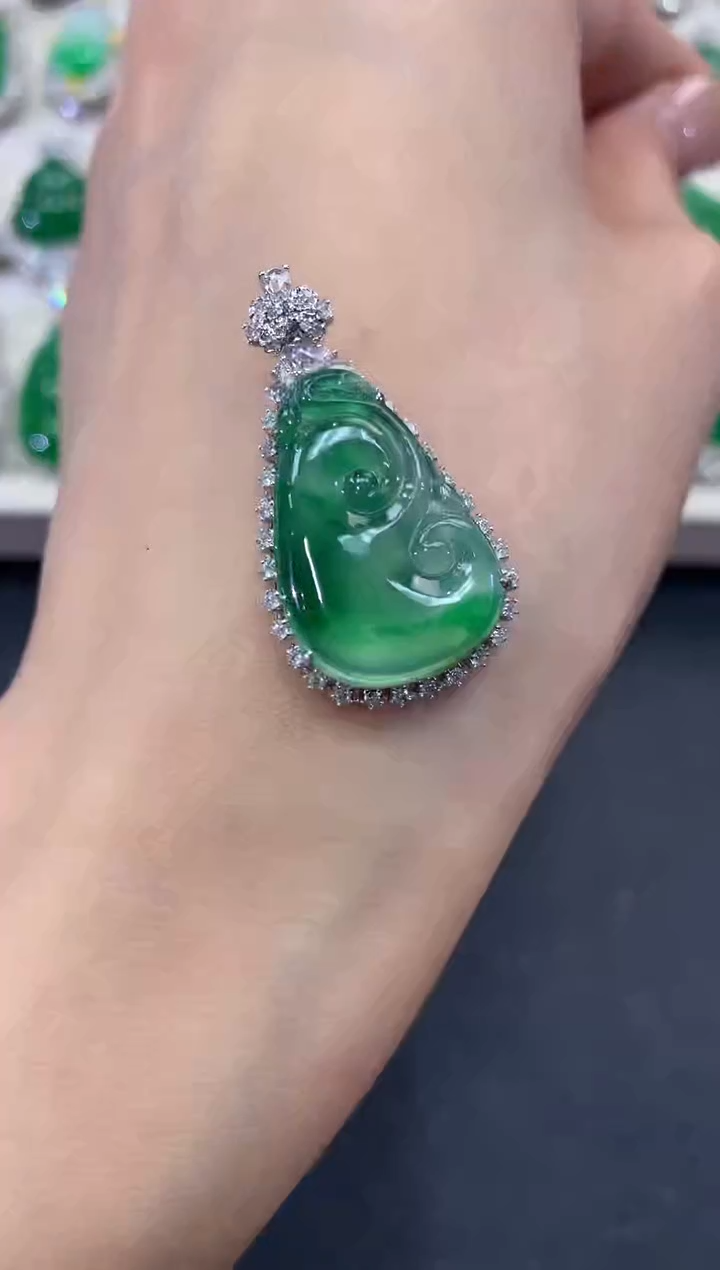 【闪购商品】翡翠吊坠(不含链)18K金镶嵌q161     