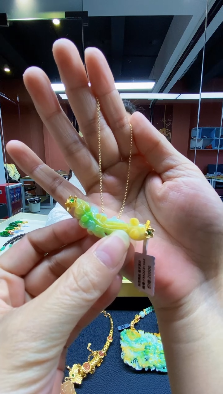 颈饰未镶嵌翡翠听****雨翡翠吊坠