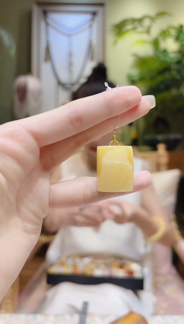 【闪购商品】蜜蜡裸石18K金镶嵌方牌卡扣挂件