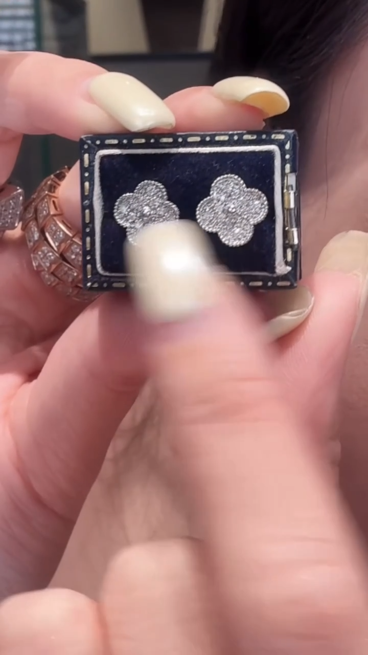 铂Pt950镶嵌耳饰钻石四叶花