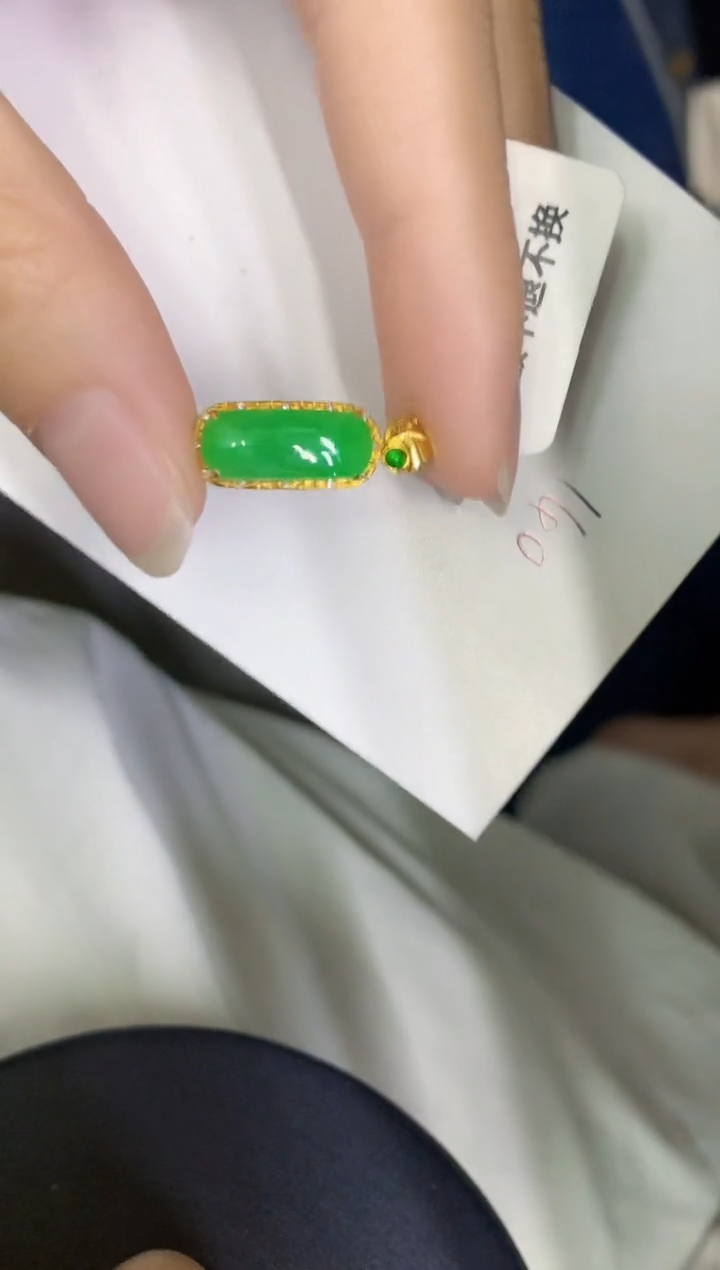 颈饰18K金镶嵌翡翠缅甸天然翡翠A货