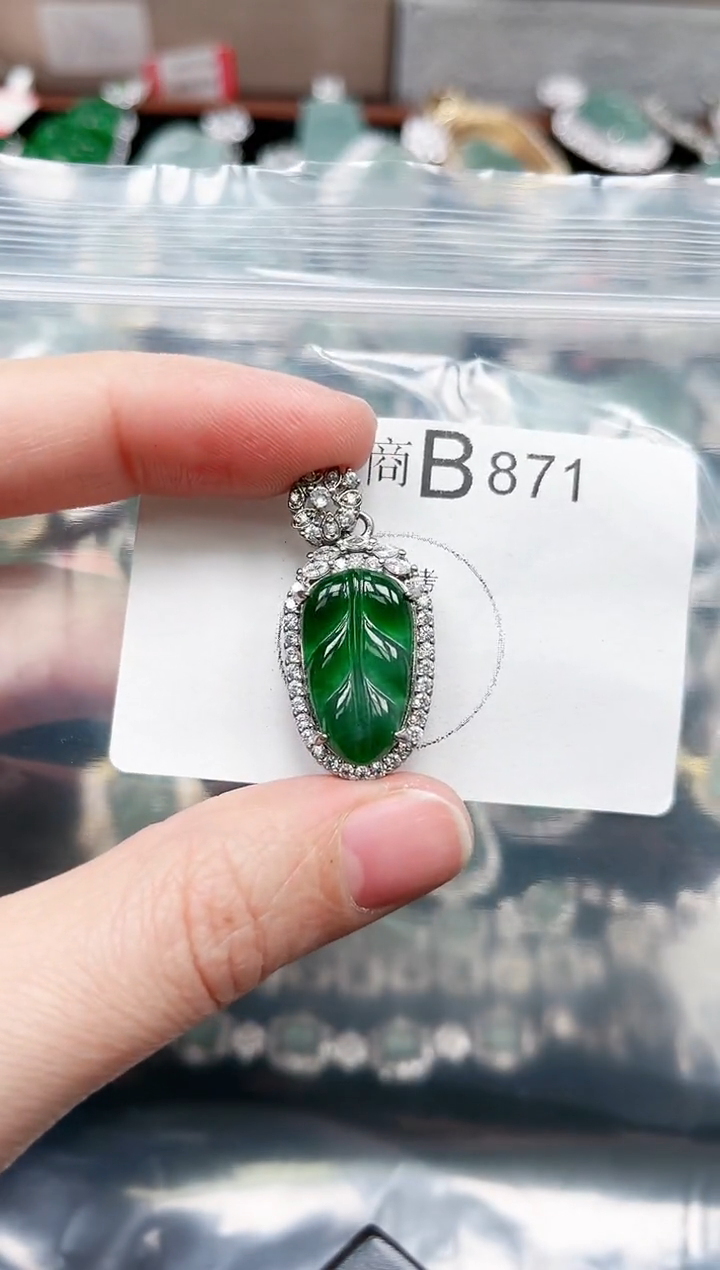 【闪购商品】翡翠颈饰未镶嵌赠皮绳871