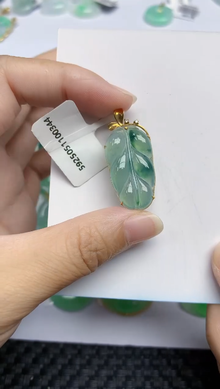 翡翠18K金镶嵌颈饰天然翡翠A货