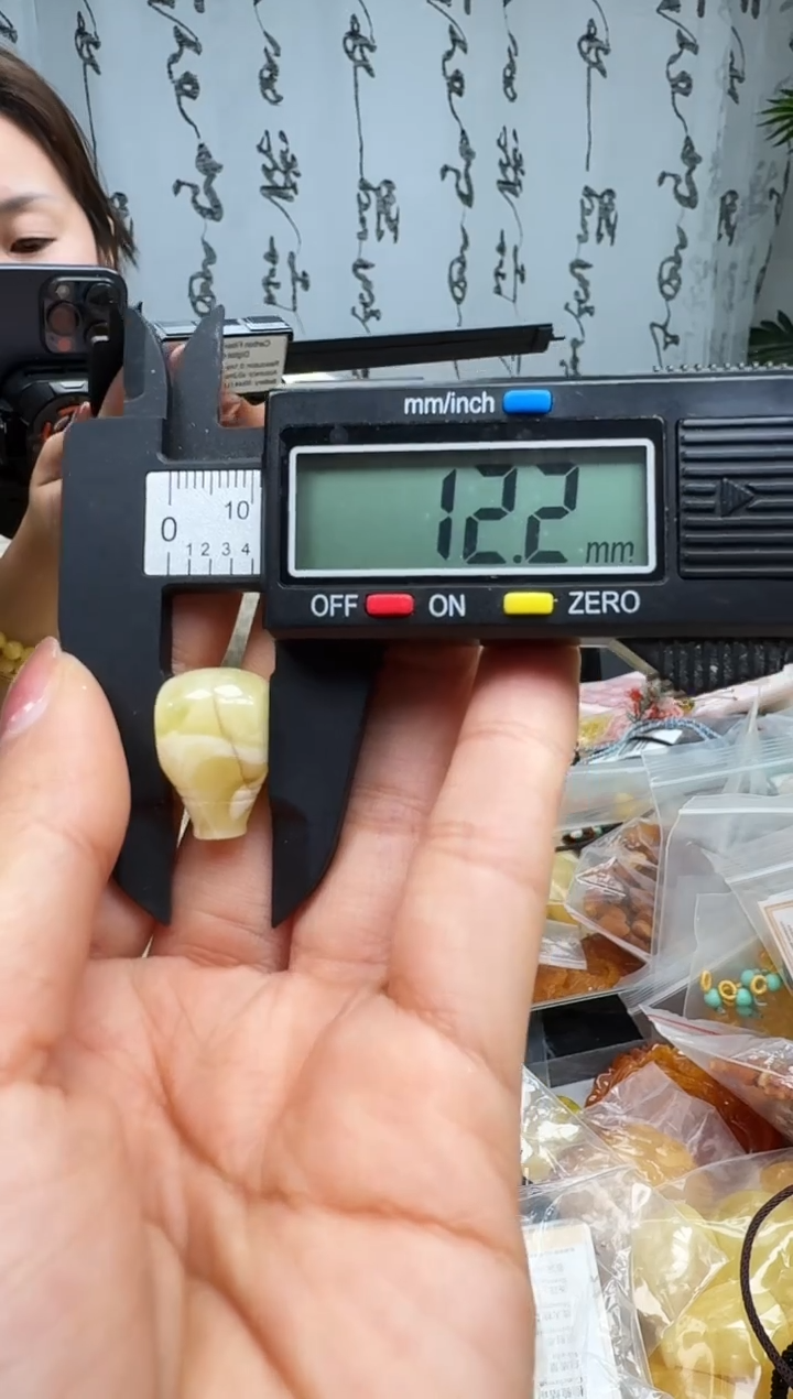 【闪购商品】琥珀裸石未镶嵌瑕疵三通