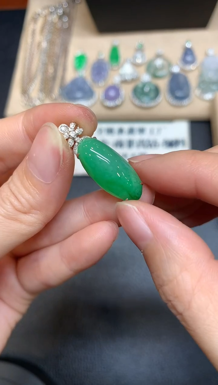 【闪购商品】翡翠颈饰18K金镶嵌福瓜【无服务费